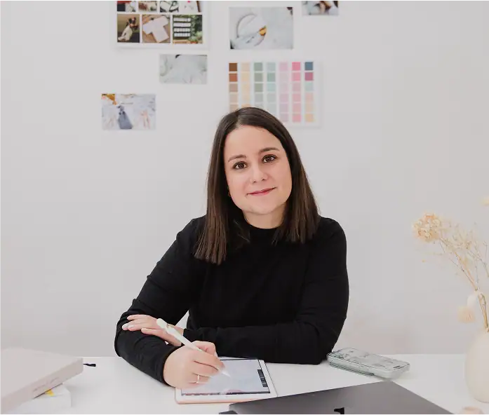Imagen de Clara, Fundadora de Esencia Creativa Estudio en una mesa diseñando.