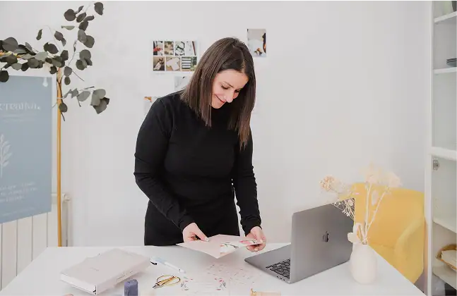 Clara, con un sobre forrado en las manos