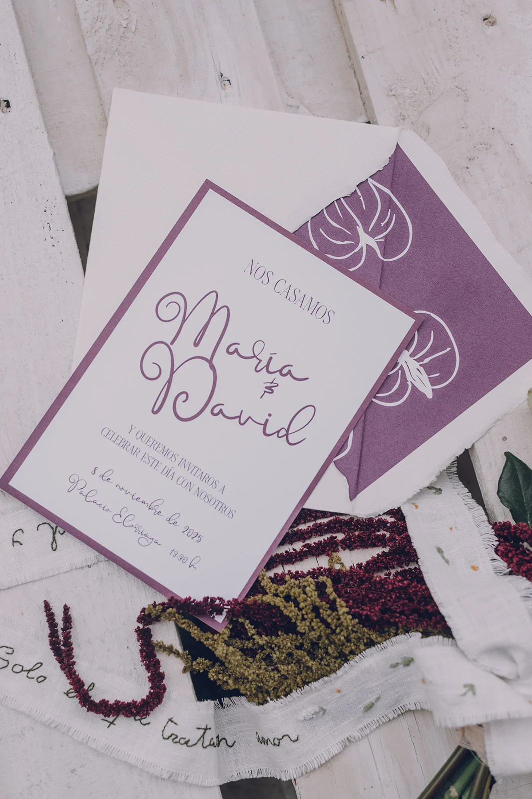 Acabados artesanales en invitaciones de boda